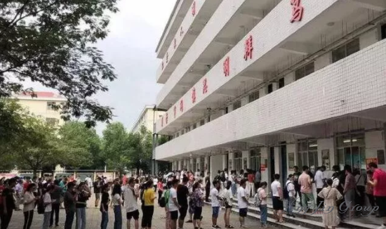毛坦厂中学复读班开学场面火爆，150人的超级班复读费一学期3.8万元？